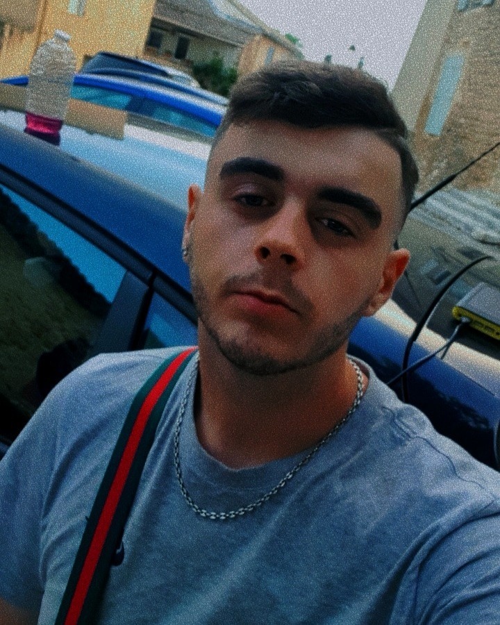 Profilo di Efecan, 21 anni, Cerco Trombamico a Cirò